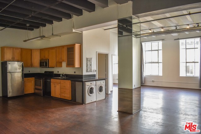 *HISTORIC, 1BR/1BA UPGRADED LOFT WITH HIGH REFINISHED CEILINGS, LARGE ORIGINAL CASEMENT WINDOWS, & URBAN CITY VIEWS. RARE ENCLOSED BEDROOM, BATHROOM HAS LARGE SOAKING TUB. WATER & TRASH INCLUDED.* Welcome to the Historic Core of DTLA! This unique living space is available now at SB Grand Lofts. Facing east, this spacious loft gets an ample amount of natural light. Includes: Washer/Dryer, Range/Oven, Dishwasher, Refrigerator/Freezer, Microwave. Built in 1923 and renovated in the early 2000s, this live/work building features: 24hr concierge, a rooftop pool/jacuzzi with stunning 360 degree skyline views, plus small fitness room. Great walkability, within 2 blocks of: Pershing Square, Metro, Grand Central Market, Spring Arcade Fine Dining, Perch, and abundantly more dining, entertainment/nightlife, and fitness options. *PET FRIENDLY, ADDITIONAL DEPOSIT REQUIRED. PARKING NOT INCLUDED, ONSITE PARKING IS WAITLISTED. NEARBY LOTS START AROUND $185/mt per space. Renter's insurance required.*