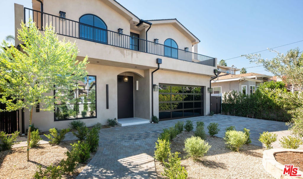 Photo of 15110 Otsego Street, Los Angeles, CA 91403 (MLS # 26874101)