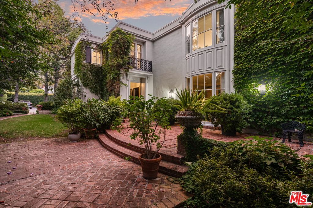Photo of 1110 Benedict Canyon Drive, Beverly Hills, CA 90210 (MLS # 26102759)