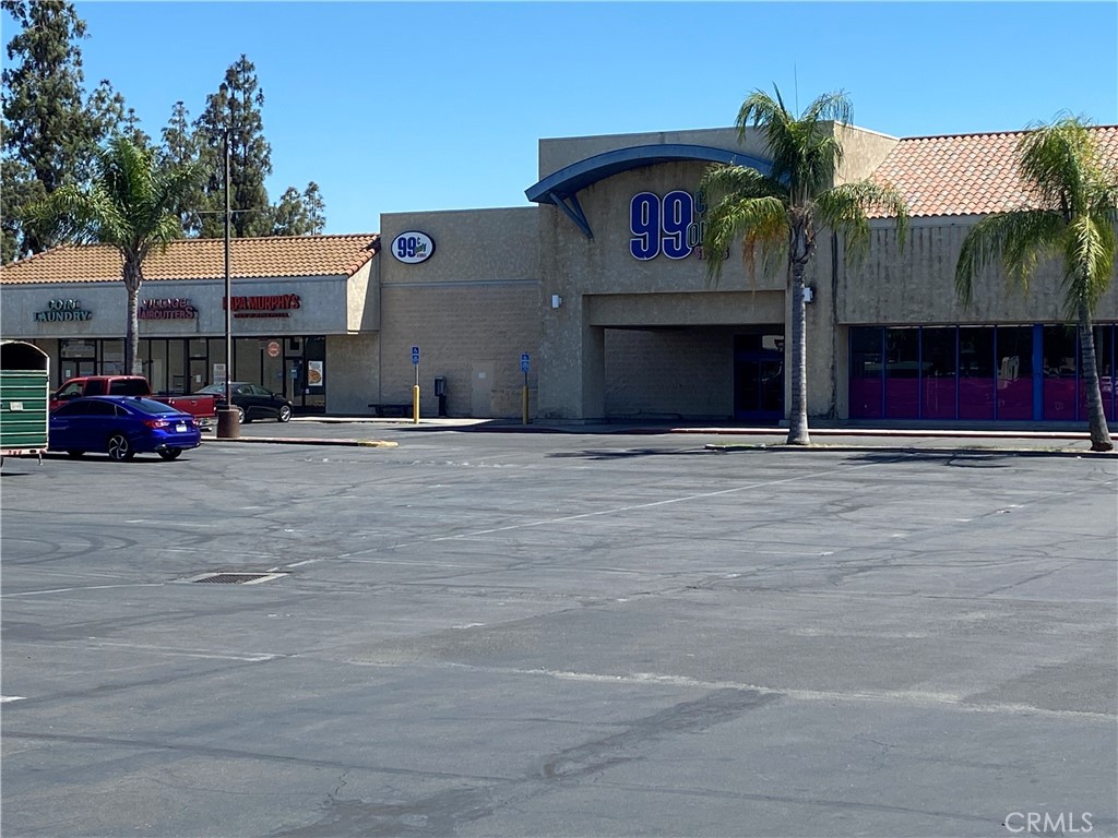 If you are looking for a commercial space in Atwater where you can open your own hair salon, look no further! This space, formerly "Village Haircutters", is laid out perfectly for a hairdressing operation but could also be great for general retail. Tucked in on the corner of Bellevue and Winton Way in the shopping center behind Jack in the Box, this location is hard to beat.