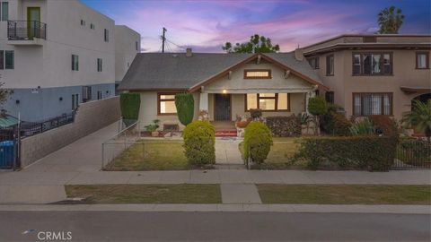 Photo of 872 W 47th St, Los Angeles, CA 90037 (MLS # CV26102457)