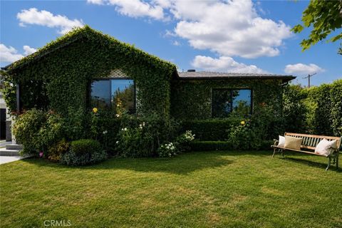 Photo of 5919 Encino AVE, Encino, CA 91316 (MLS # SR26126878)