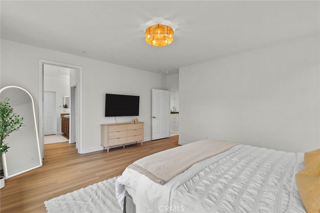 listing image 130726395657244043777