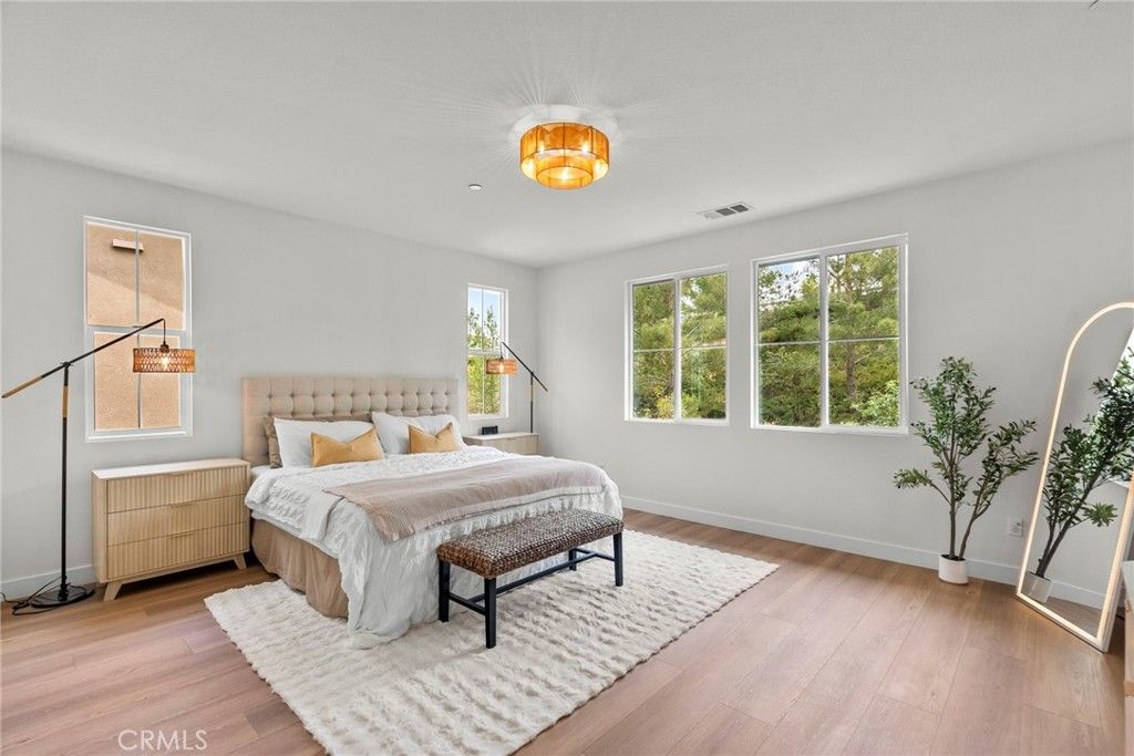listing image 130726686021896946310
