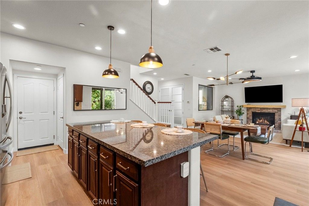 listing image 130726553654234973343