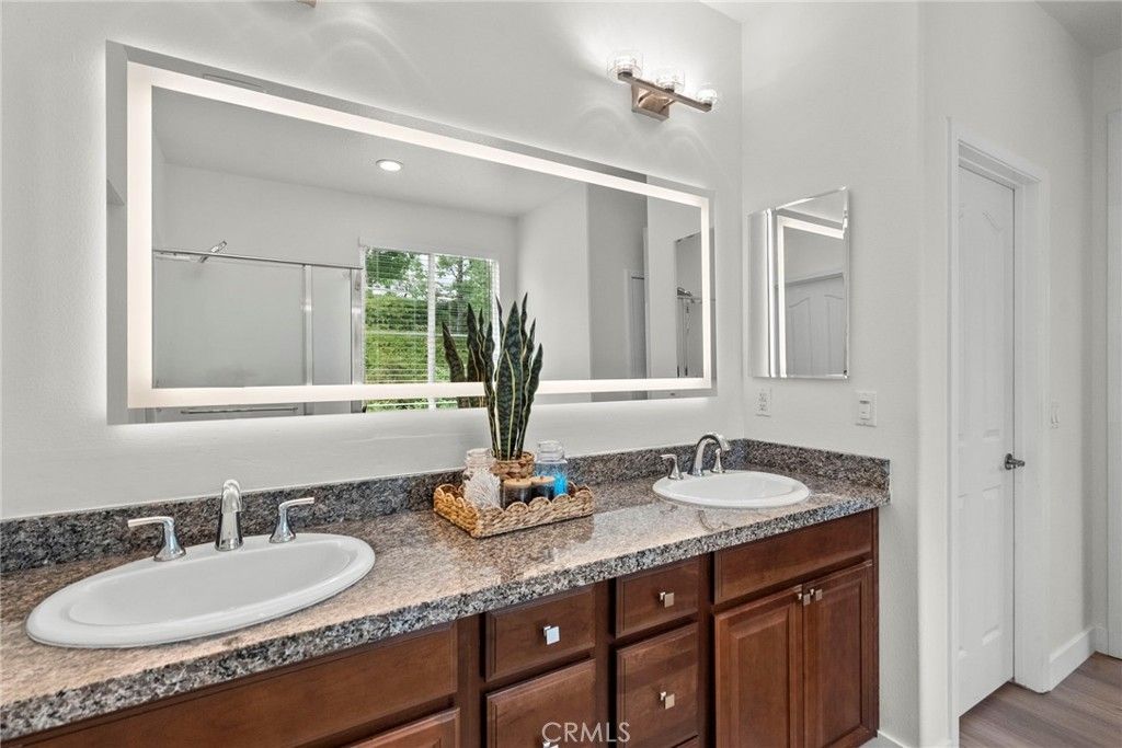 listing image 130724733908182778802