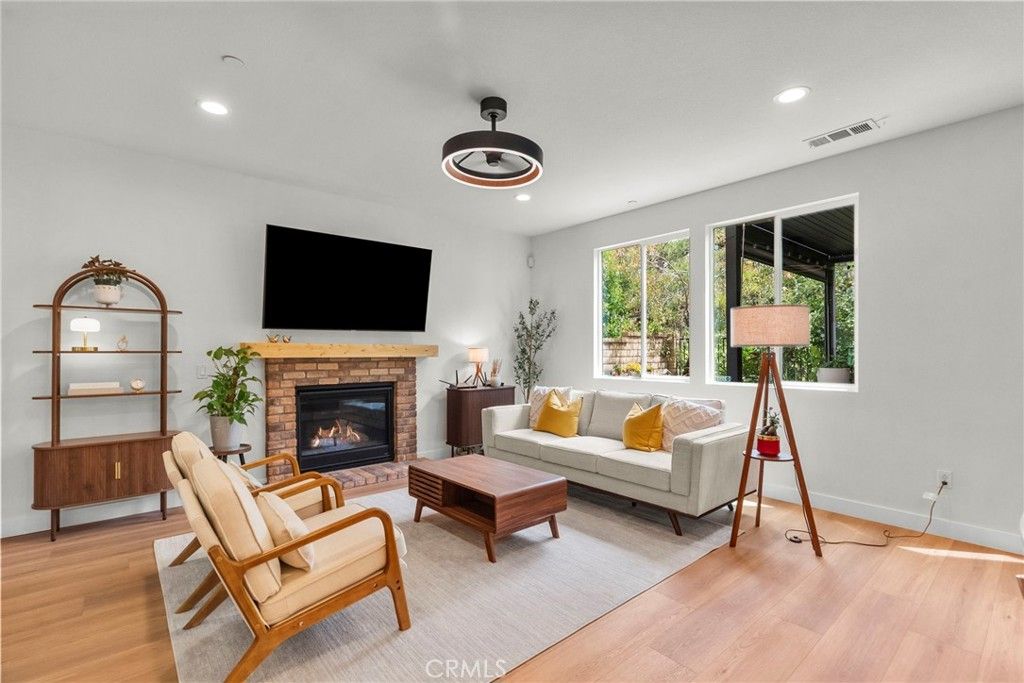 listing image 130729098645806640114