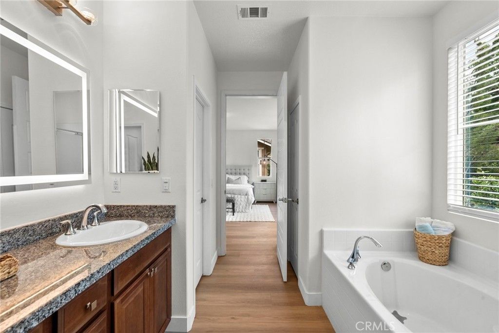 listing image 130722602826094050878