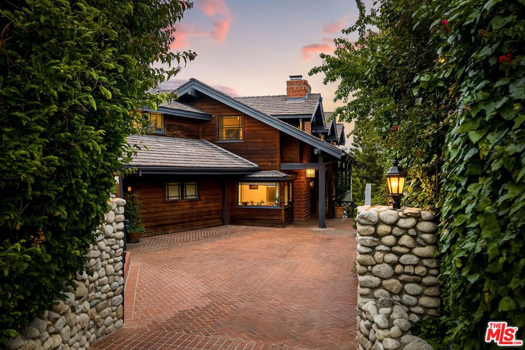 Photo of 1710 San Remo Drive, Pacific Palisades, CA 90272 (MLS # 25552997)