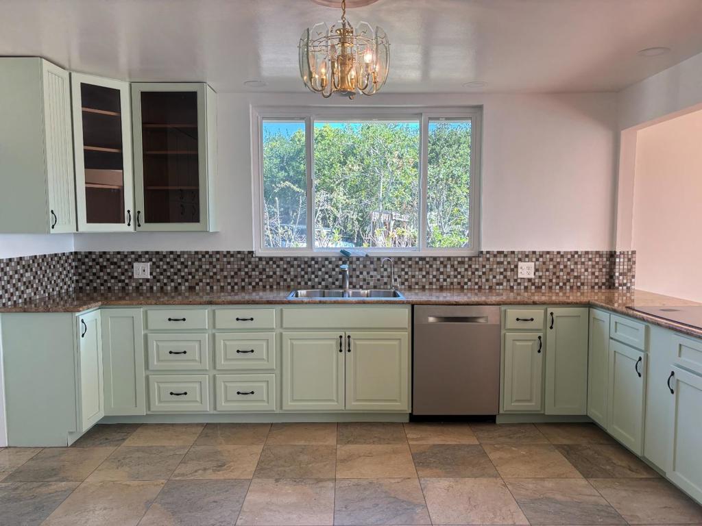 This Main House in the hills of Redwood City is available now for rent! Situated on a spacious lot, this unit offers wooded views from all corners! 3 spacious bedrooms and a bonus room, large open kitchen with dining area for optimal entertainment! Primary suite offers a large open wet-area with a jacuzzi tub and dual sink vanity. Do not miss out on this rare opportunity rental! 12 MONTH LEASE MINIMUM NO SMOKING NO PETS RENT: $6000 SECURITY DEPOSIT: $6000 TENANT RESPONSIBLE FOR ALL UTILITIES