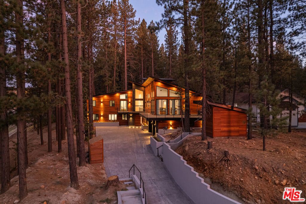 Photo of 42421 Evergreen Drive, Big Bear, CA 92315 (MLS # 25591269)