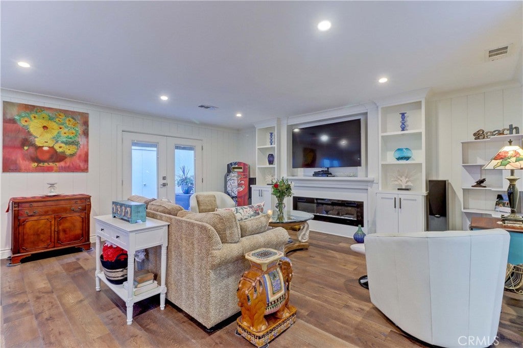 2063 Via Mariposa East A