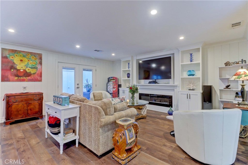 2063 Via Mariposa East A