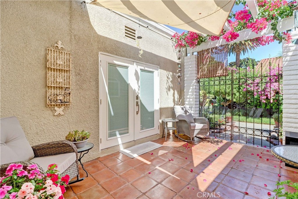 2063 Via Mariposa East A