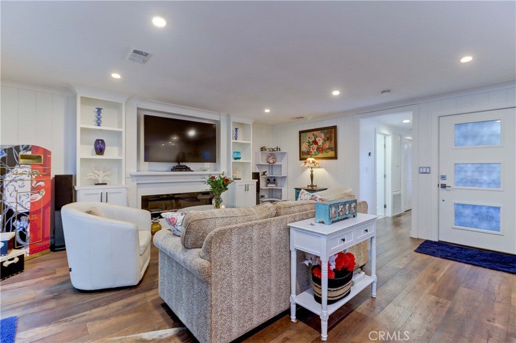 2063 Via Mariposa East A