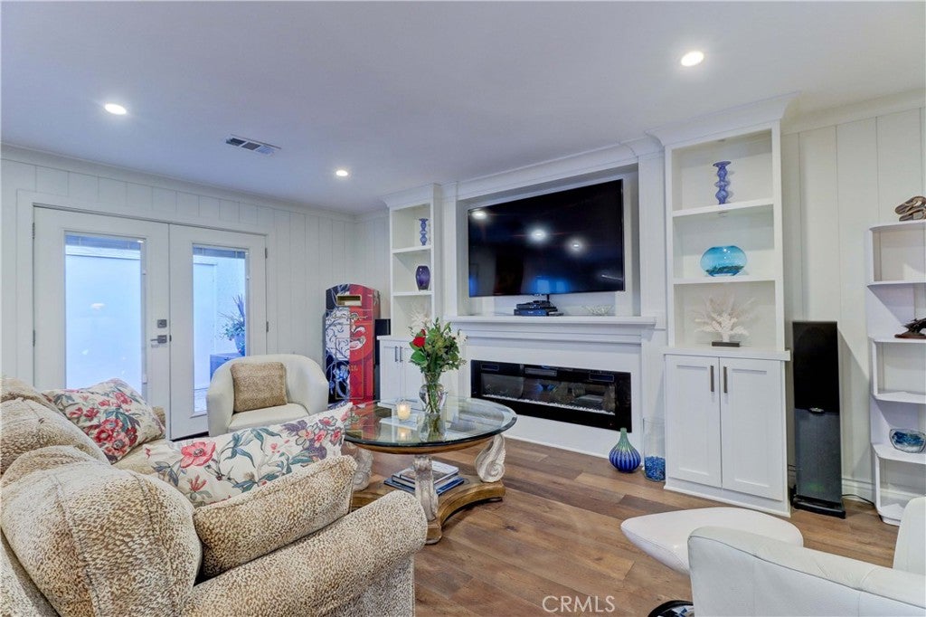2063 Via Mariposa East A