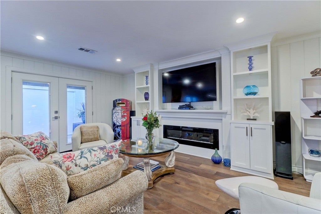 2063 Via Mariposa East A