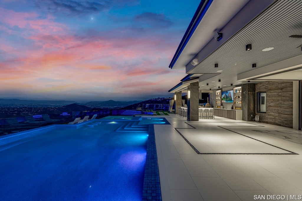 18386 Avenida Apice