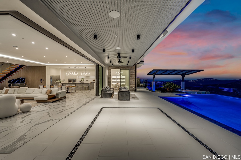 18386 Avenida Apice