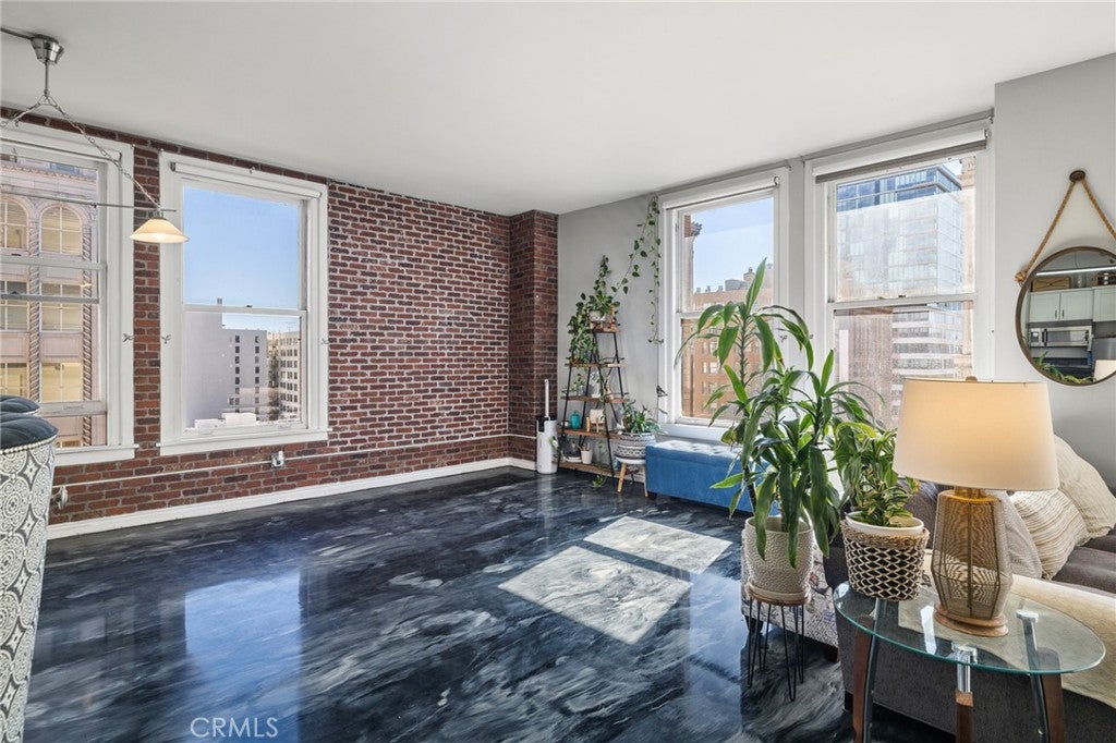 215 W 7th Street