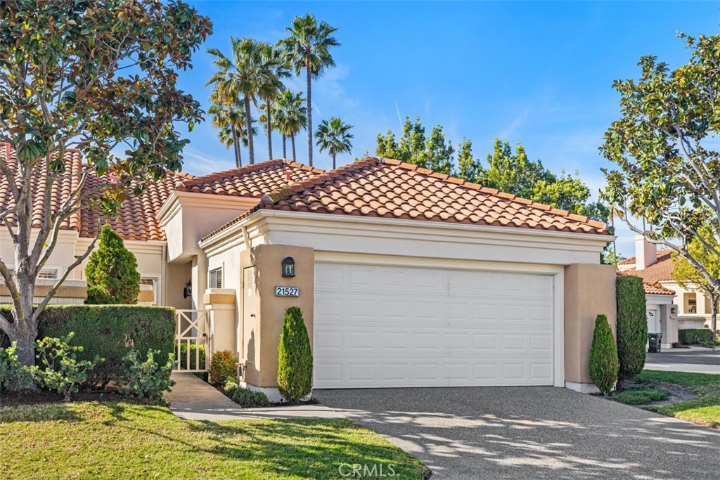 21527 Paseo Palmetto