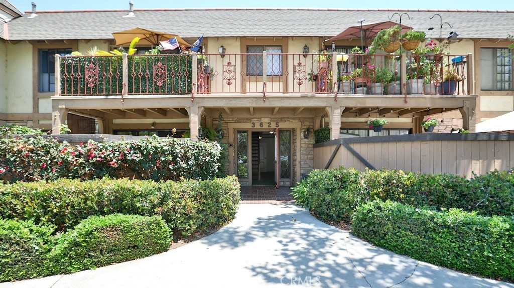 Ground-Level Condo in Prime South Coast Metro!
Welcome to this beautifully updated ground-level 1-bedroom, 1-bathroom condo in the desirable St. Albans community. Step into an open-concept living area with a cozy fireplace and oversized sliding doors that open to your own private patio—ideal for morning coffee or enjoying a glass of wine in the evening. The kitchen boasts sleek countertops, stainless steel appliances, and a convenient breakfast bar for casual dining. The spacious bedroom includes a walk-in closet and direct access to the large full bathroom. Additional highlights include in-unit laundry for added convenience. All appliances are included for a truly move-in ready experience!
What sets this home apart? The land lease is only $1 per year... yes $1 annual lease! HOA bought the land in 1999 eliminating a 3rd party lessor —making this home eligible for both conventional and FHA financing. The HOA includes Water and Trash. There are 2 parking spaces; 1 space is assigned/covered and the 2nd space is unassigned/uncovered.
St. Albans offers resort-style amenities including sparkling pools and spas, tennis courts, a gym, and beautifully landscaped grounds. Located just minutes from South Coast Plaza, fine dining, theaters, and easy freeway access—this is Orange County living at its best!