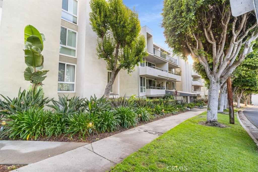 8535 W West Knoll 209