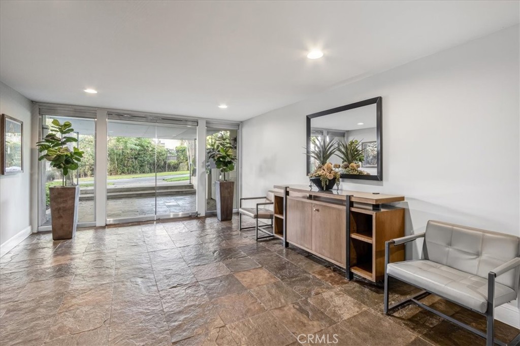 8535 W West Knoll 209