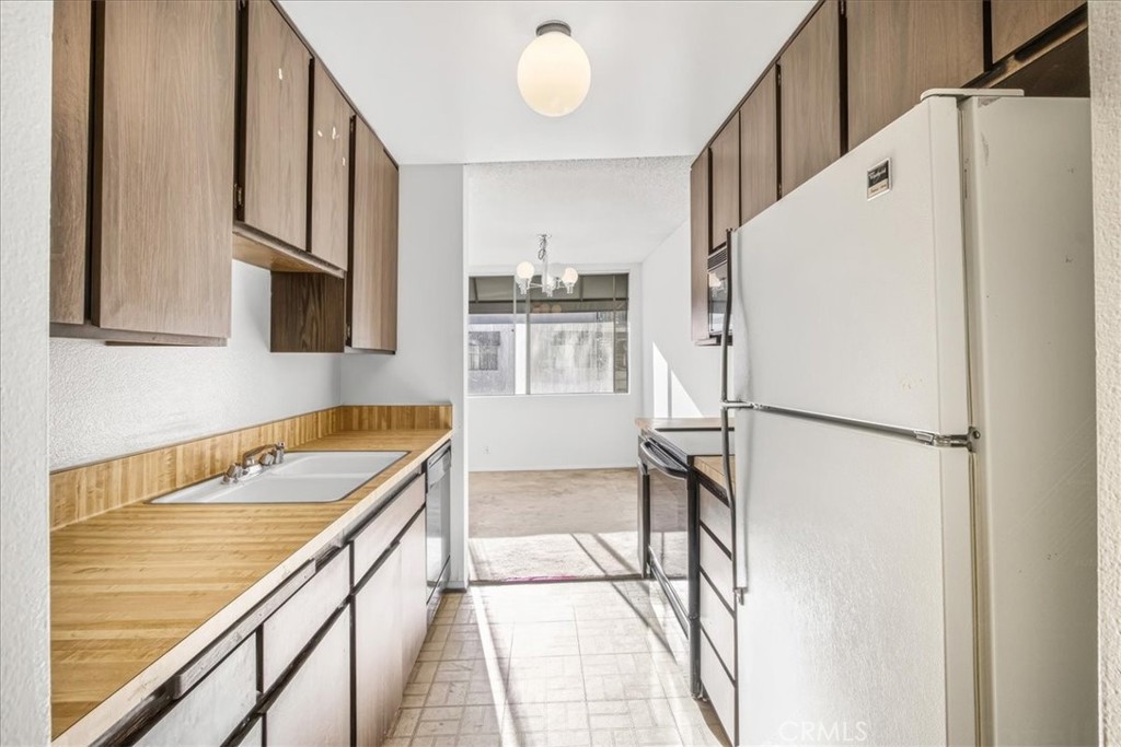 8535 W West Knoll 209