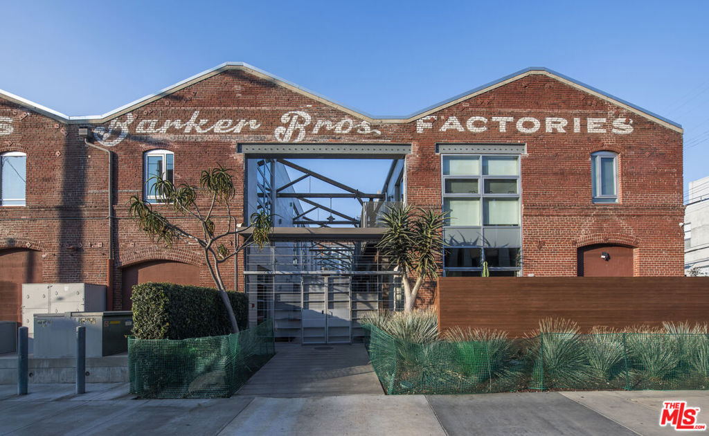 527 Molino Street 202