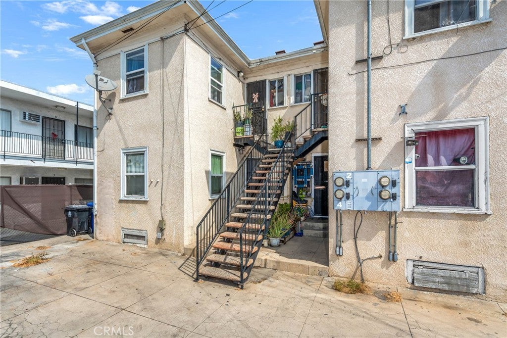 1102 W 18th