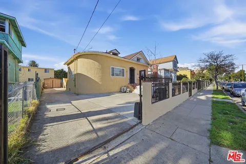 1147 S Westlake Avenue, Los Angeles, CA 90006 - MLS#: 26656273