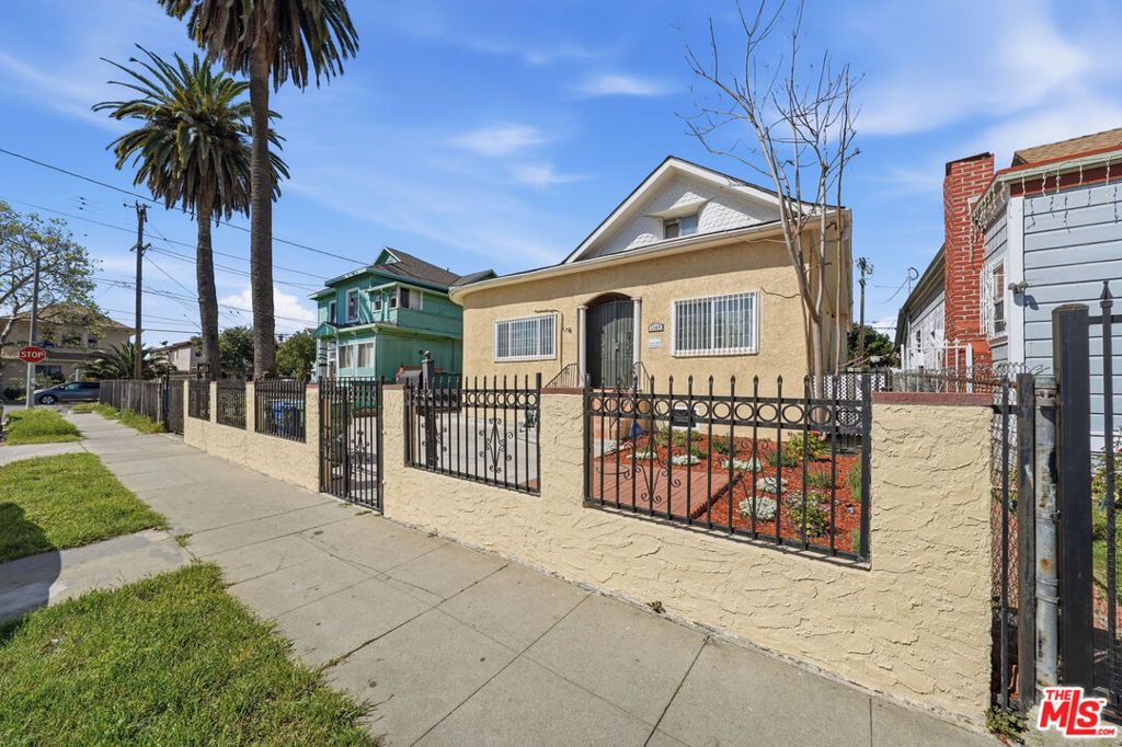 Photo of 1147 S Westlake Avenue, Los Angeles, CA 90006 (MLS # 26656273)