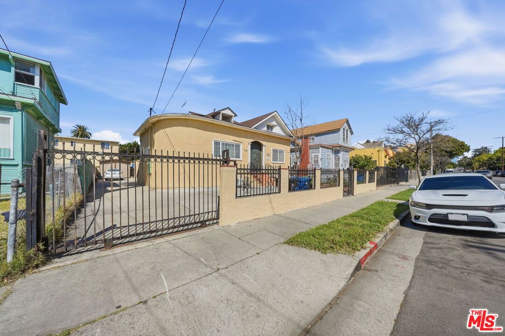 Photo of 1147 S Westlake Avenue, Los Angeles, CA 90006 (MLS # 26656273)