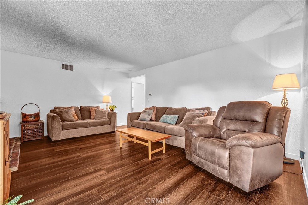 6502 Acacia