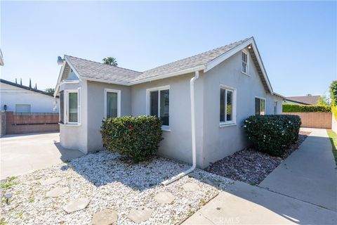 Photo of 6909 Peach Avenue, Van Nuys, CA 91406 (MLS # SR26027424)