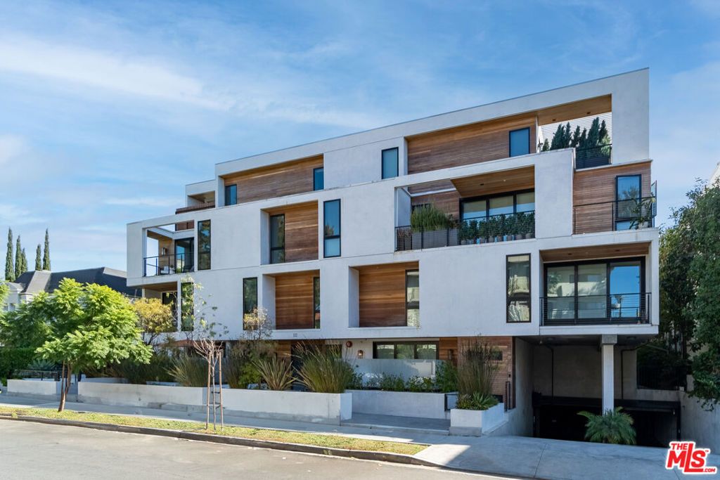 Photo of 132 N Swall Drive #202, Los Angeles, CA 90048 (MLS # 26634369)