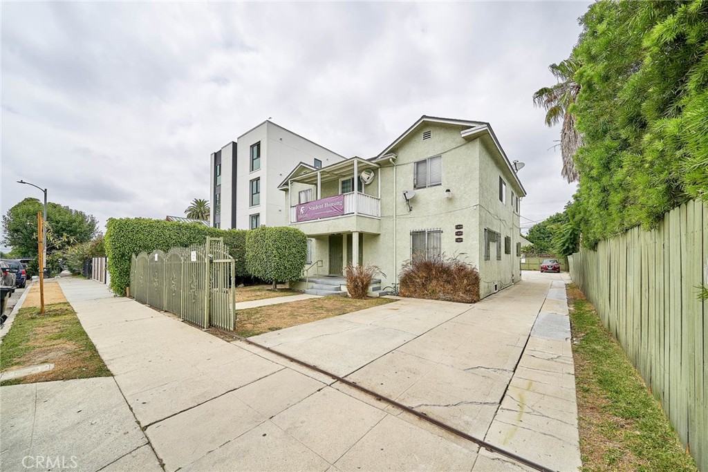 Spacious 4-Bedroom, 2-Bath home,down-stair unit, from total 3 unit house– Just 2 Blocks from USC!
Welcome to your ideal off-campus home, located just two blocks west of the USC campus—only a 5-minute bike ride away and within the DPS patrol boundary for added peace of mind. This well-maintained 4-bedroom, 2-bath unit offers a comfortable and convenient living space perfect for students,school staffs,etc. Features include an on-site laundry facility, 3 parking spaces, and water and gas included in the rent.
