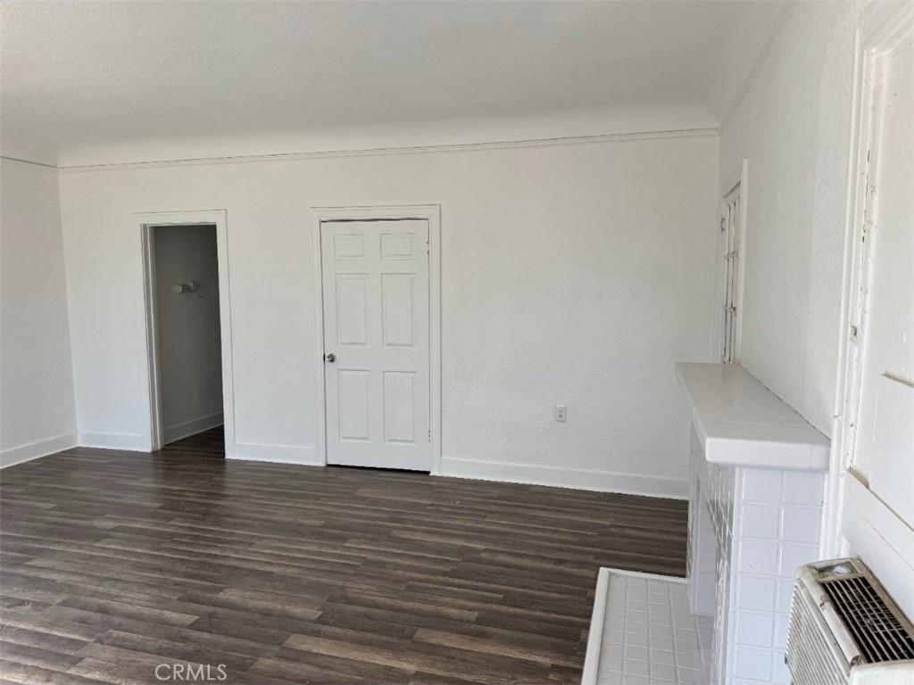 This spacious unit features a completely remodeled interior. This wonderful unit features a spacious living room, plenty of closet space, large kitchen area, remodeled bathroom with tub, and well-proportioned bedroom. This unit also features a gated back yard. This unit is walking distance to shopping and is in close proximity to the freeway.