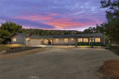 Photo of 24220 Willow Pass Drive, Tehachapi, CA 93561 (MLS # SR25231928)