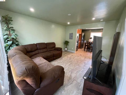Photo of 18 W Chanslor Ct Ct, Richmond, CA 94801 (MLS # 41150901)