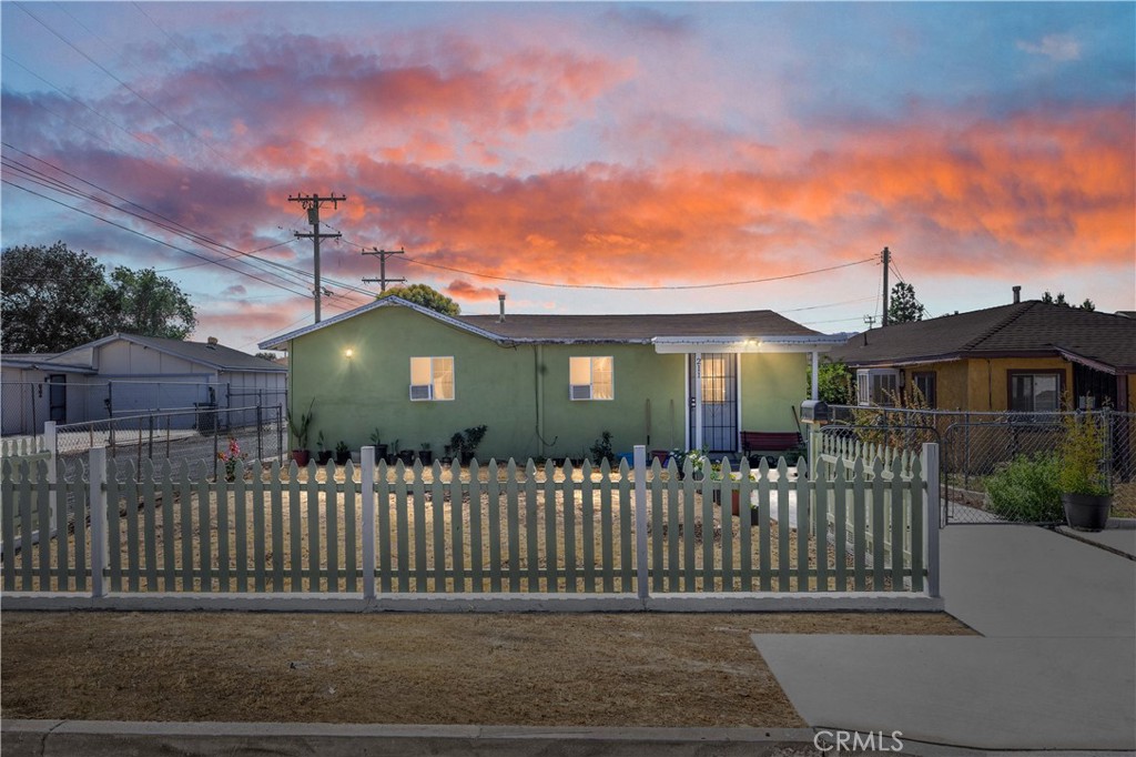 Charming Downtown Tehachapi Gem!
Built in the 1940s, this adorable 2-bedroom, 1-bath home offers 805 sq ft of cozy living space, plus a 1-car garage and an additional flex/storage area. Recently refreshed inside and out with new paint and an updated bathroom, this home has been lovingly maintained and radiates warmth and character. Enjoy the spacious backyard, perfect for gardening, relaxing, or entertaining. Surrounded by a picket fence, this home is just steps away from the heart of downtown Tehachapi where you can walk to parks, the historic railroad museum, local shops, the movie theater, Beekay Theatre, summer farmer's market, coffee houses, Kohnen's Bakery, and many popular restaurants. If you've been dreaming of small-town charm and walkable convenience, this is your chance to be part of a welcoming and vibrant community!