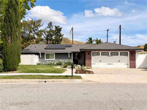 Photo of 26111 Hatmor Dr, Calabasas, CA 91302 (MLS # SR26077625)