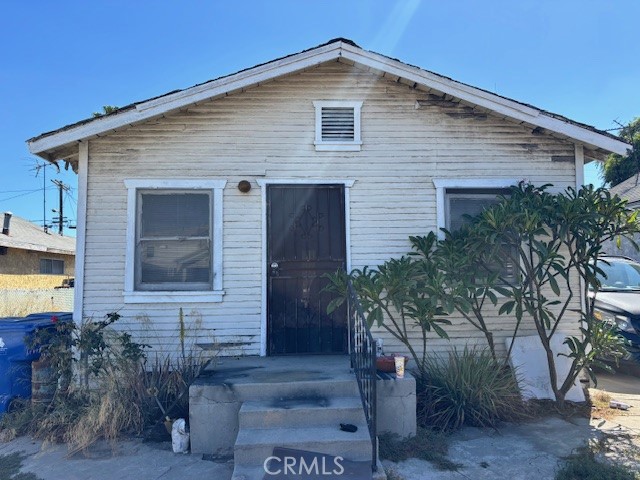 GREAT OPPORTUNITY. LOTS OF EQUITY. BIG LOT, HOUSE NEEDS WORK AND IMAGINATION. BUILD UP TO 2 ADU'S. LOWEST PRICE IN THE AREA FOR SUCH A BIG LOT
