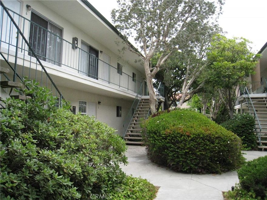 Prime area,One Bedroom One Bathroom Apartment, Upper Unit.  Full Kitchen, 550 sq ft. Garden style apartment, Quiet Building. Landlord prefer over 700 score and 2.5 X Income. .