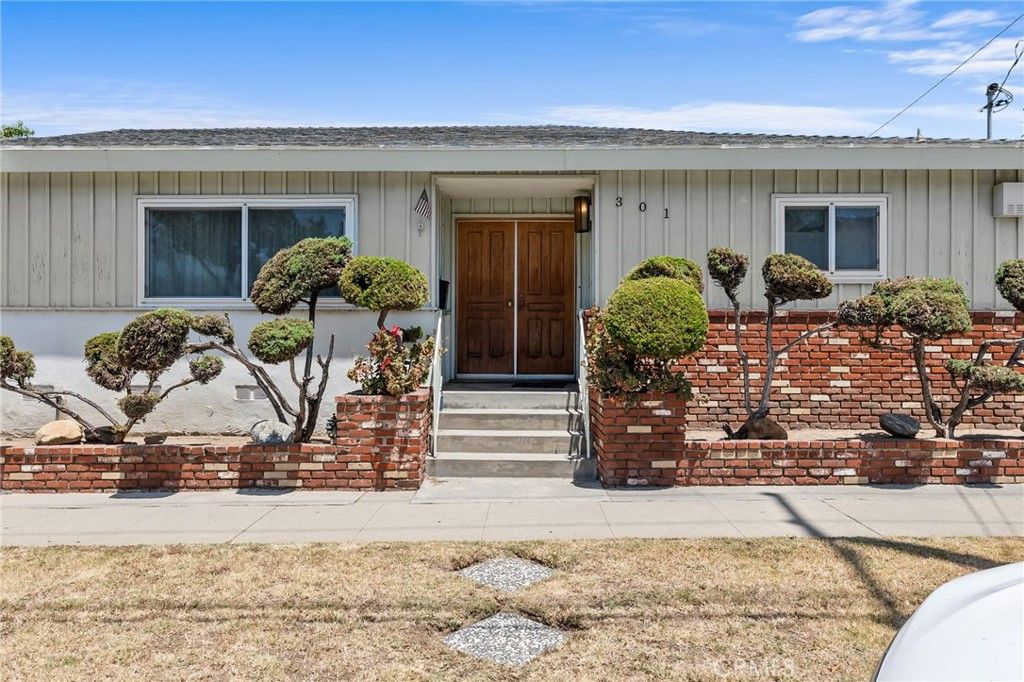 Photo of 301 E Buckthorn Street, Inglewood, CA 90301 (MLS # IG26118976)