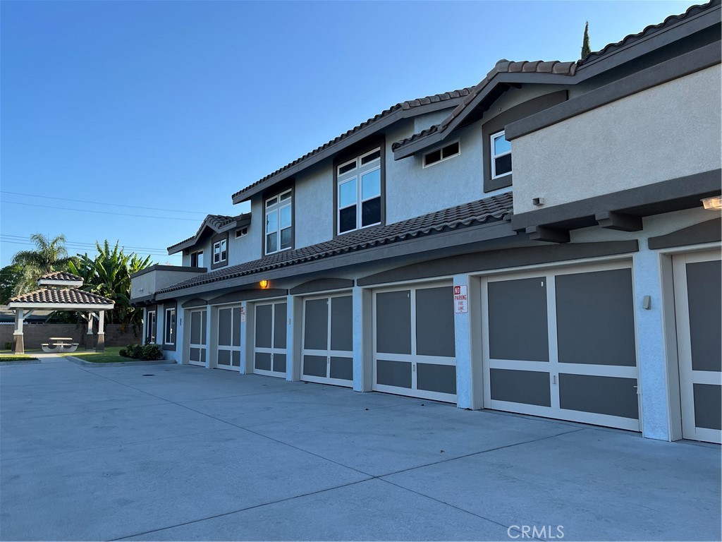 Nice 3 bed rooms, 2 baths unit. New exterior and interior paint. Good size master bedroom with walk-in closet, dinning room ,upgrade kitchen with granite counter top & new dishwasher. New wood look vinyl floor, New window blinds. close to shopping center.