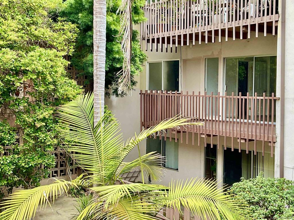 Rarely available 1-bedroom condo with a versatile bonus room, —perfect for a home office or guest space. The floor plan features one full bath plus a permitted 1/2 guest bathroom. Situated less than a mile from La Jolla Shores Beach and minutes to the Village, UCSD, Torrey Pines Golf Course, shops and restaurants. Recently updated throughout: Remodeled kitchen with new cabinetry, brand new granite countertops and top-of-the-line stainless-steel appliances. New flooring and a sound-proof window in the bonus room/office. Convenient in-unit washer/dryer in its own closet. The condo faces a beautifully quiet courtyard, so there’s no traffic noise from Torrey Pines Road. A large private balcony off the living room has been professionally inspected under SB 326 and certified in excellent. Move-in ready and perfectly located to enjoy the best of La Jolla.