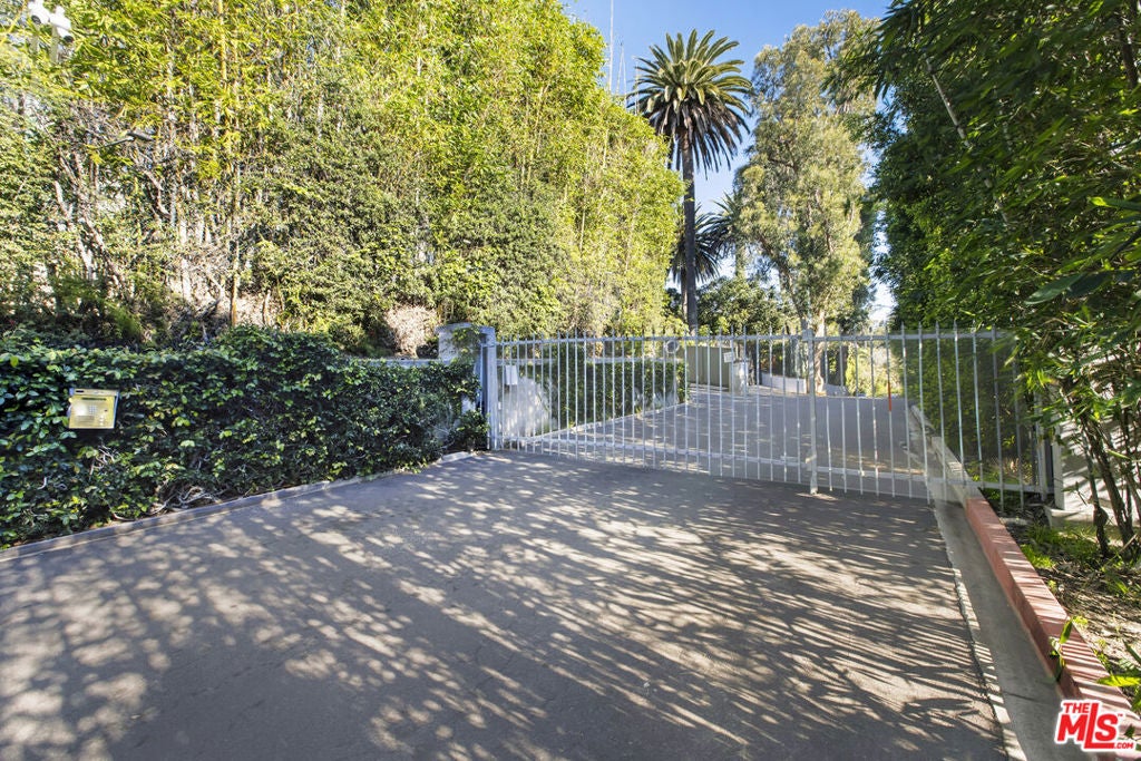 2004 La Brea Terrace