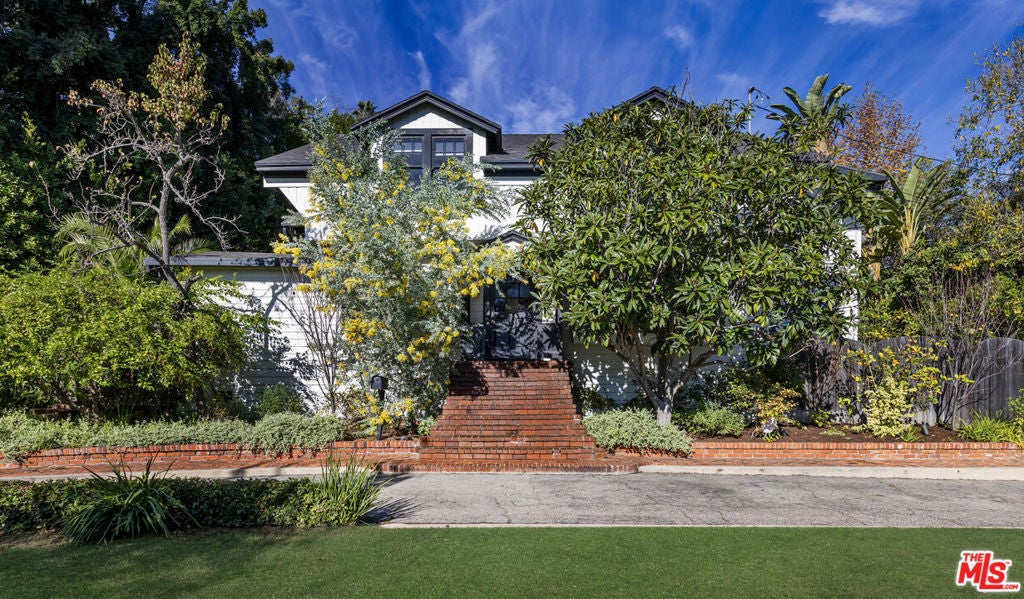 2004 La Brea Terrace